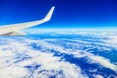 Uçak kanadı yukarıda gökyüzü ve bulutlar