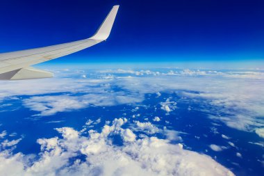 Uçak kanadı yukarıda gökyüzü ve bulutlar