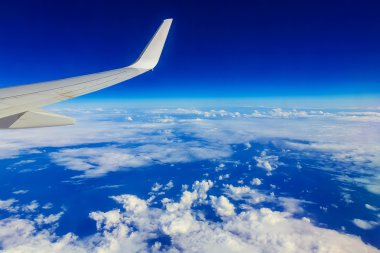 Uçak kanadı yukarıda gökyüzü ve bulutlar