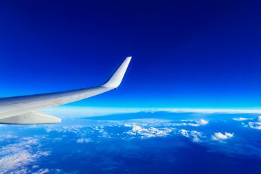 Uçak kanadı yukarıda gökyüzü ve bulutlar