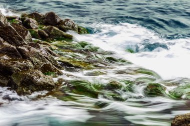 Okyanus arka plan içinde plaj taşlar