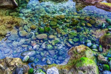 Okyanus arka plan içinde plaj taşlar