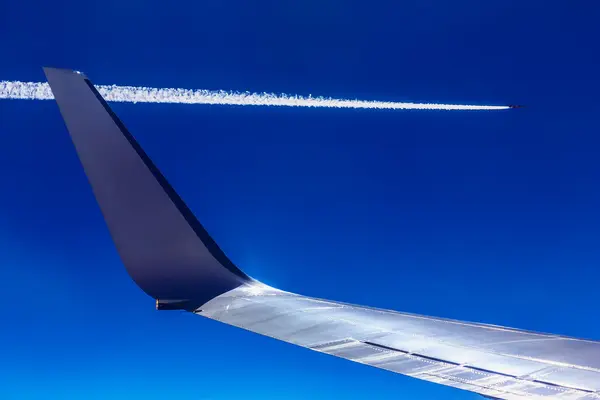 Ala plana en el fondo del cielo — Foto de Stock