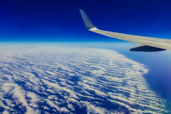 Ala de avión sobre el cielo y las nubes — Foto de Stock