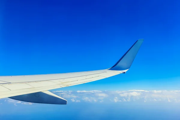 Ala de avión sobre el cielo y las nubes — Foto de Stock