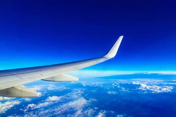 Ala de avión sobre el cielo y las nubes — Foto de Stock