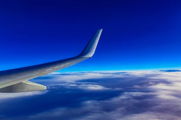 Ala de avión sobre el cielo y las nubes — Foto de Stock