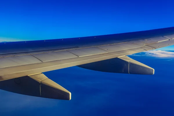 Ala de avión sobre el cielo y las nubes — Foto de Stock