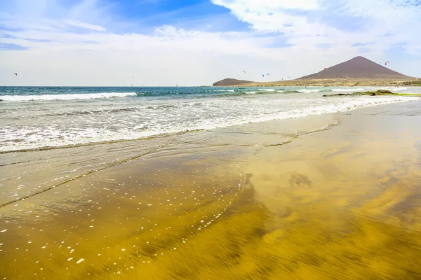 Playa de arena en Isla Tenerife — Foto de Stock