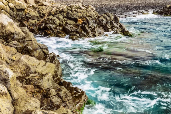 Beach kameny v oceánu abstraktní pozadí — Stock fotografie