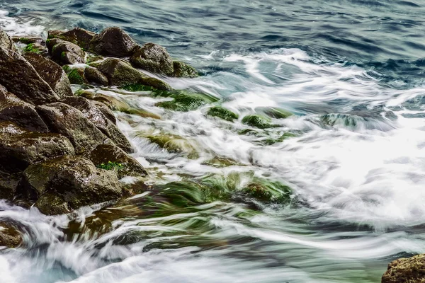 Beach kameny v oceánu abstraktní pozadí — Stock fotografie