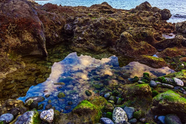 Pierres de plage dans l'océan Résumé Contexte — Photo