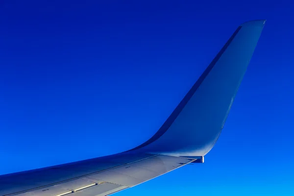 Flugzeugflügel am Himmel Hintergrund — Stockfoto