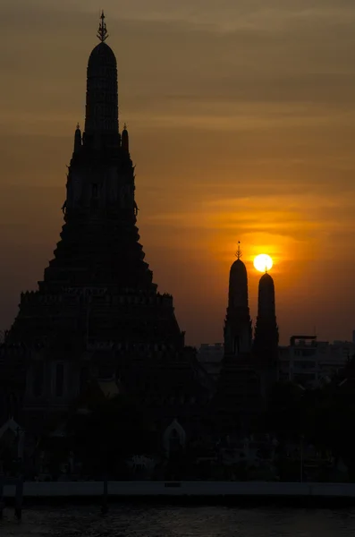 Wat arun w zachód słońca w bangkok, Tajlandia — Zdjęcie stockowe