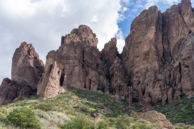Arizona 'daki Kayıp Hollandalı Eyalet Parkı' ndaki Batıl İnanç Dağları