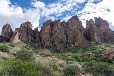 Arizona 'daki Kayıp Hollandalı Eyalet Parkı' ndaki Batıl İnanç Dağları