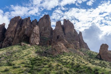 Arizona 'daki Kayıp Hollandalı Eyalet Parkı' ndaki Batıl İnanç Dağları
