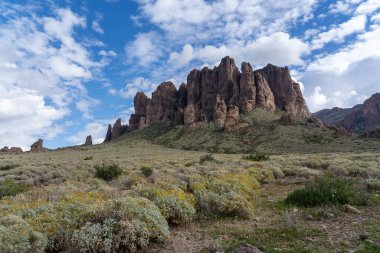 Arizona 'daki Kayıp Hollandalı Eyalet Parkı' ndaki Batıl İnanç Dağları