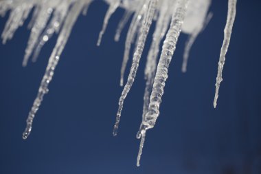 Çatıdan sarkan buz saçakları