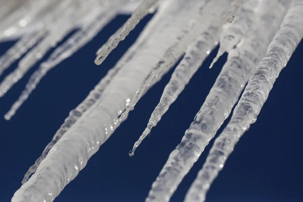 Çatıdan sarkan buz saçakları — Stok fotoğraf