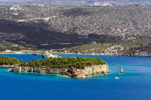 Moře v zátoce s malým ostrůvkem nedaleko města Chania na ostrově Kréta — Stock fotografie