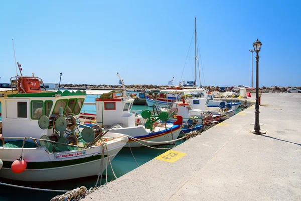 Barcos de pesca griegos permanece estacionado cerca de muelle de mar en la ciudad de Vlychada en la isla de Santorini — Foto de Stock