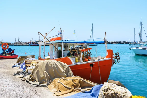 Barcos de pesca griegos permanece estacionado cerca de muelle de mar en la ciudad de Vlychada en la isla de Santorini — Foto de Stock