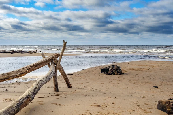 Costa marítima do mar Báltico perto da cidade de Saulkrasti, Letónia — Fotografia de Stock