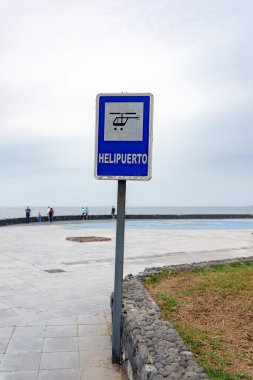 Tenerife Adası'Atlas Okyanusu'nun sahil yakınındaki Helikopter pisti iz