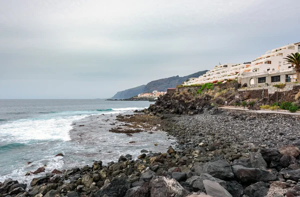 Kamieniste wybrzeże Oceanu Atlantyckiego na wyspie Teneryfa, Hiszpania — Zdjęcie stockowe