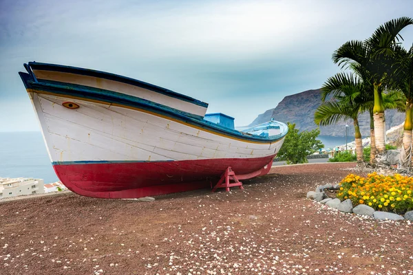 Barco de pesca de madeira como decoração da costa da ilha de Tenerife, Espanha — Fotografia de Stock