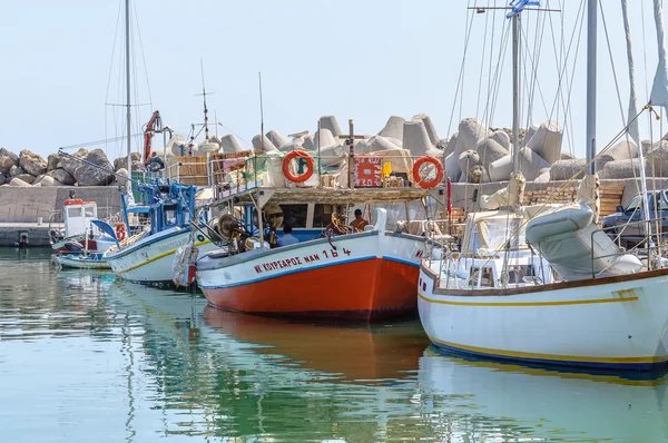 Barcos pesqueros griegos permanecen estacionados en el puerto de Ierapetra, Grecia —  Fotos de Stock