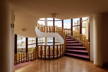 Iberostar otel Tenerife adasında yuvarlak merdiven ile modern iç mekanları