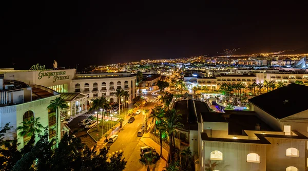 Vue nocturne réelle sur la ville d'Adeje ville à Tenerife île — Photo