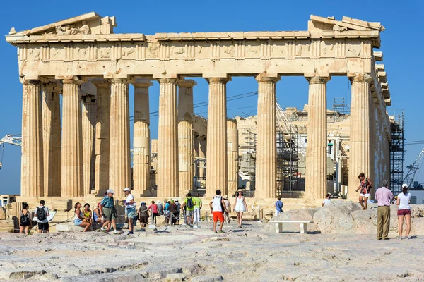 Turisté navštěvují chrám Parthenon v Akropolis v Athénách, Řecko — Stock fotografie