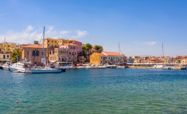 Chania liman yat ve Crete adada balıkçı tekneleri ile mimarisi.