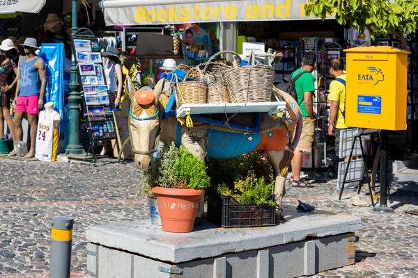 Socha osel jako dekorace z hlavní ulice města Thira. — Stock fotografie