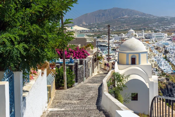 Stony road to Thira town among churches and traditional houses on Santorini island, Greece — Stock Photo, Image