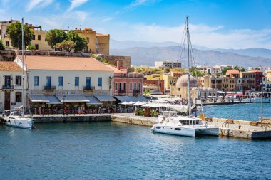 Yatlar ve balıkçı tekneleri Crete adada Chania limanının mimarisi.