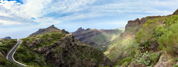 Panorama de montanhas perto da cidade de Masca na ilha de Tenerife, Espanha — Fotografia de Stock