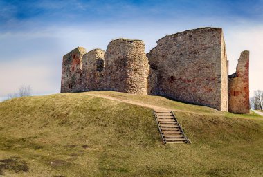 Bauska, Letonya ortaçağ kalesi kalıntıları ediyor
