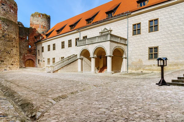 Pátio com belas escadas de castelo medieval na cidade de Cesis, Letónia — Fotografia de Stock