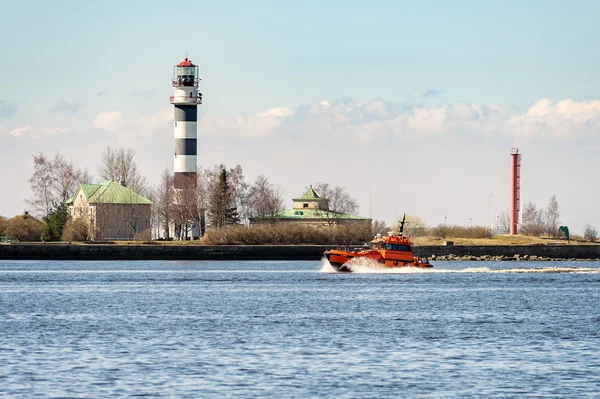 Orange rescue tug entering port of Riga town in Latvia — Stock Photo, Image