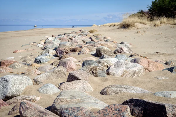 Pedras na costa do mar Báltico em Riga, Letónia — Fotografia de Stock