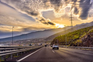 Otomatik otoyol günbatımı sırasında küçük trafik adada Tenerife, İspanya