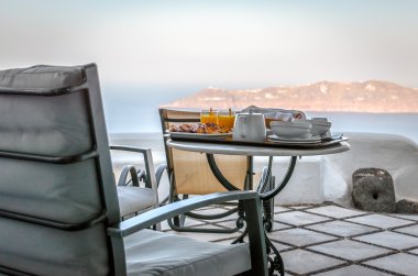 Kahvaltı Masası suyu ve Santorini Adası'nda balkonda yemek ile