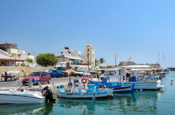 Vissersboten verblijven geparkeerde poort van Ierapetra stad op Kreta, Griekenland — Stockfoto