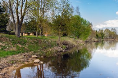 Letonya'da bahar nehir manzarası
