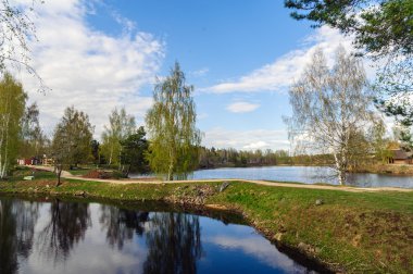 Letonya'da bahar nehir manzarası