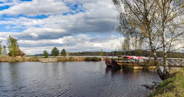 拉脱维亚木制帆船在 Liepkalni 镇，拉脱维亚的小码头附近 — 图库照片